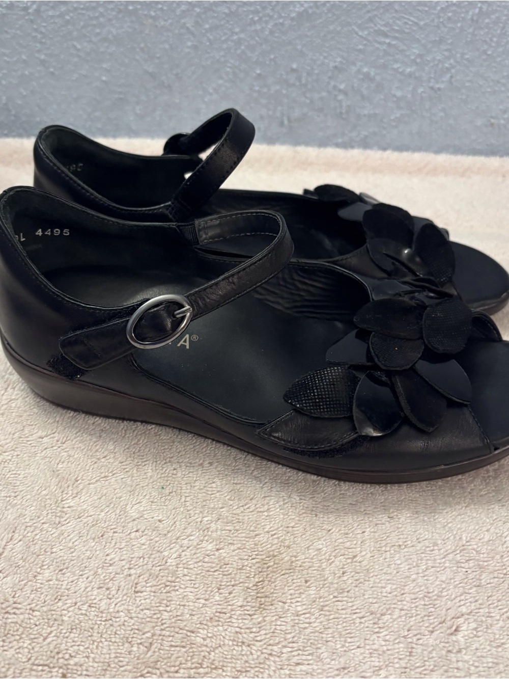 Women's Black Floral Applique Sandals with Ankle Strap SZ 37 M, 6.5 M,US Leather